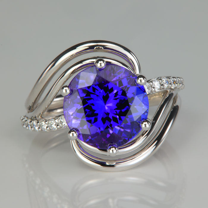 round brilliant tanzanite ring with diamonds in white gold 