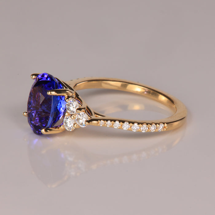 tanzanite and diamond ring in yellow gold 