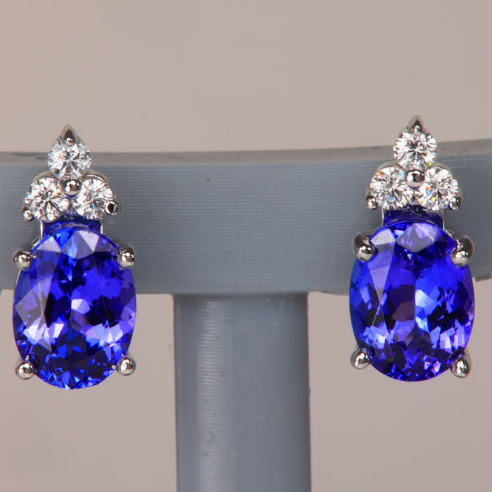 ovalcut tanzanite stud earrings with diamonds in white gold