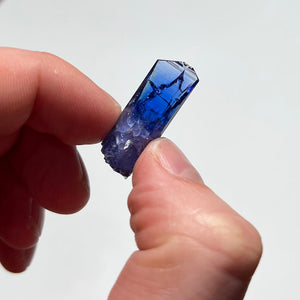 hand reference of tanzanite size