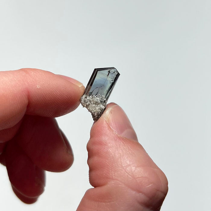 tanzanite in hand raw