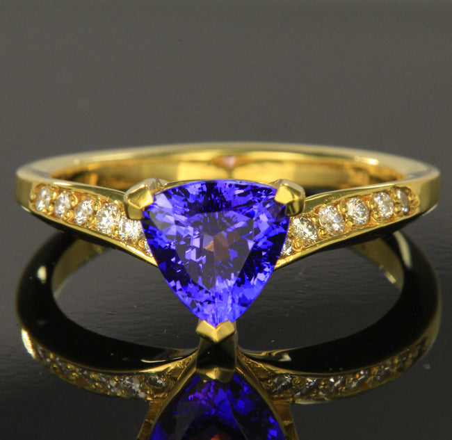 Tanzanite Ring 18kt yellow gold