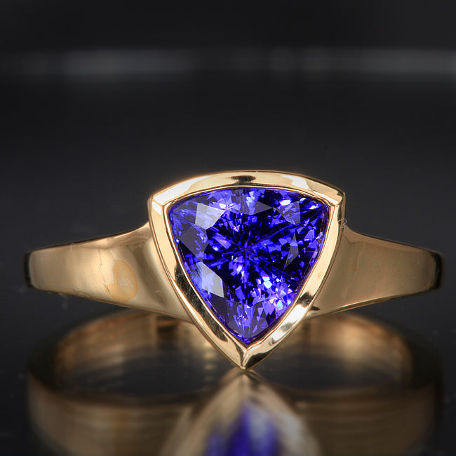 18 Karat Trilliant Tanzanite Ring 1.74 Carat 
