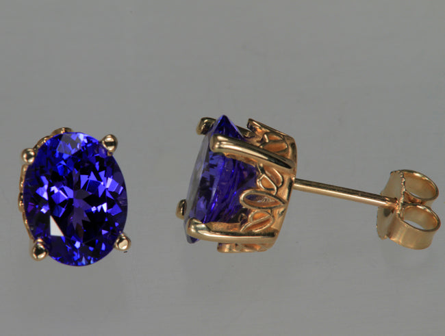Tanzanite Oval Earrings in 14 kt. Yellow Gold 3.21 Carats 