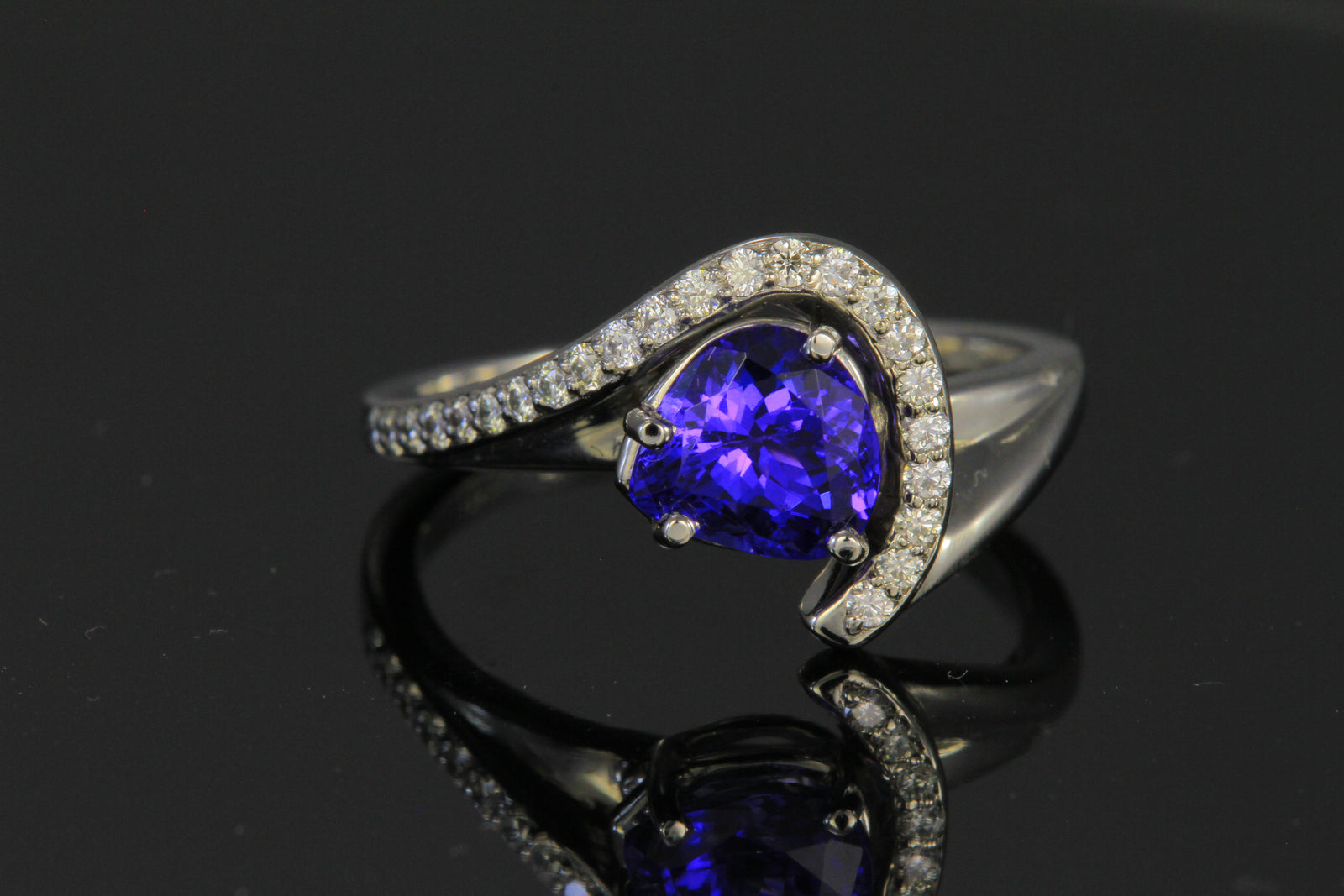 18 kt gold ring with 1.77 ct Blue Violet Vivid with .23 ct diamonds