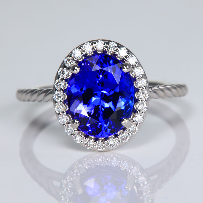 Oval Tanzanite an Diamond Halo Ring