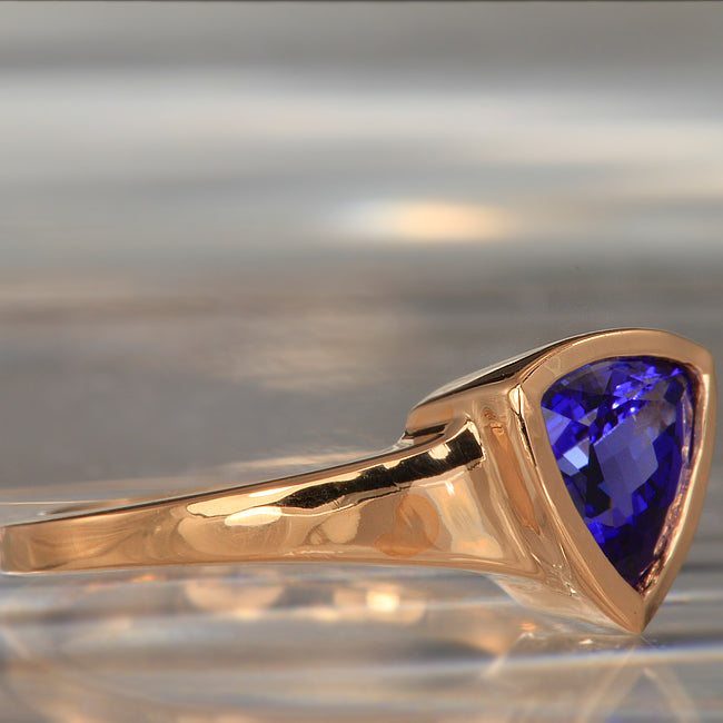 18 Karat Trilliant Tanzanite Ring 1.74 Carat