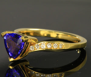 Superb Trilliant Tanzanite in 18kt. Yellow Gold