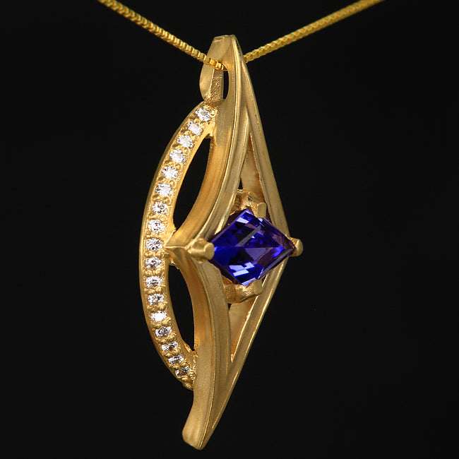 Tanzanite Pendant in Yellow Gold