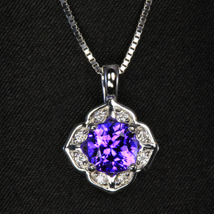 Tanzanite 1.53 carat pendant with diamonds around